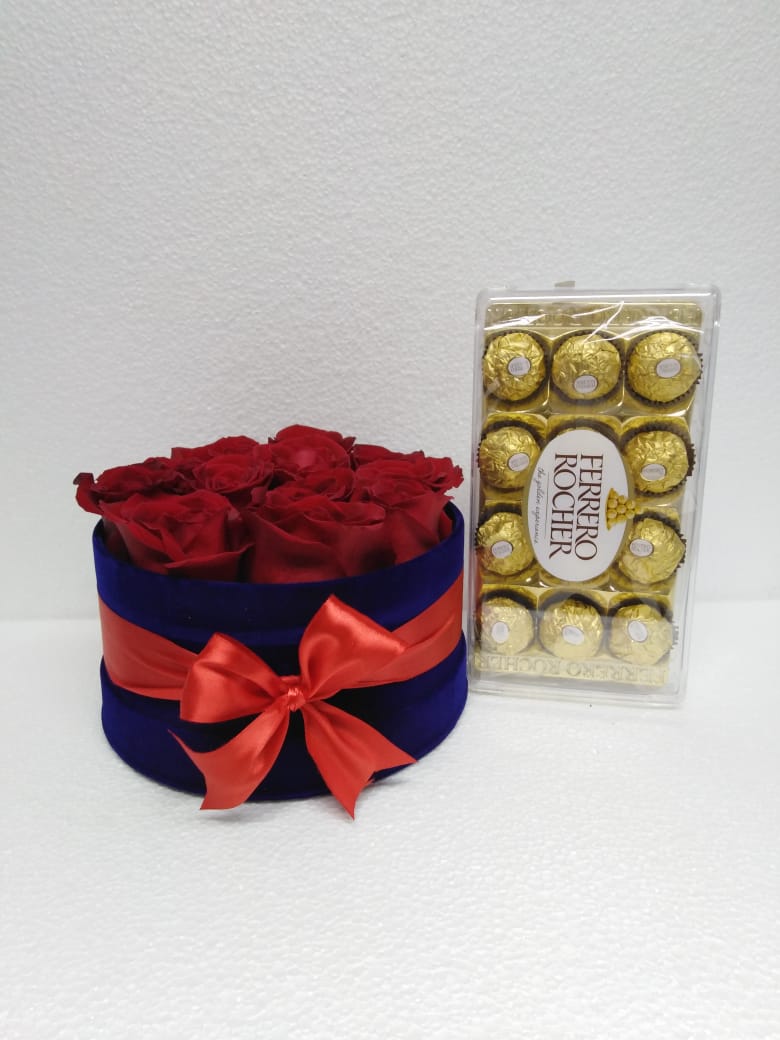 12 Rosas en Caja Redonda y Bombones Ferrero Rocher 150 Gramos 